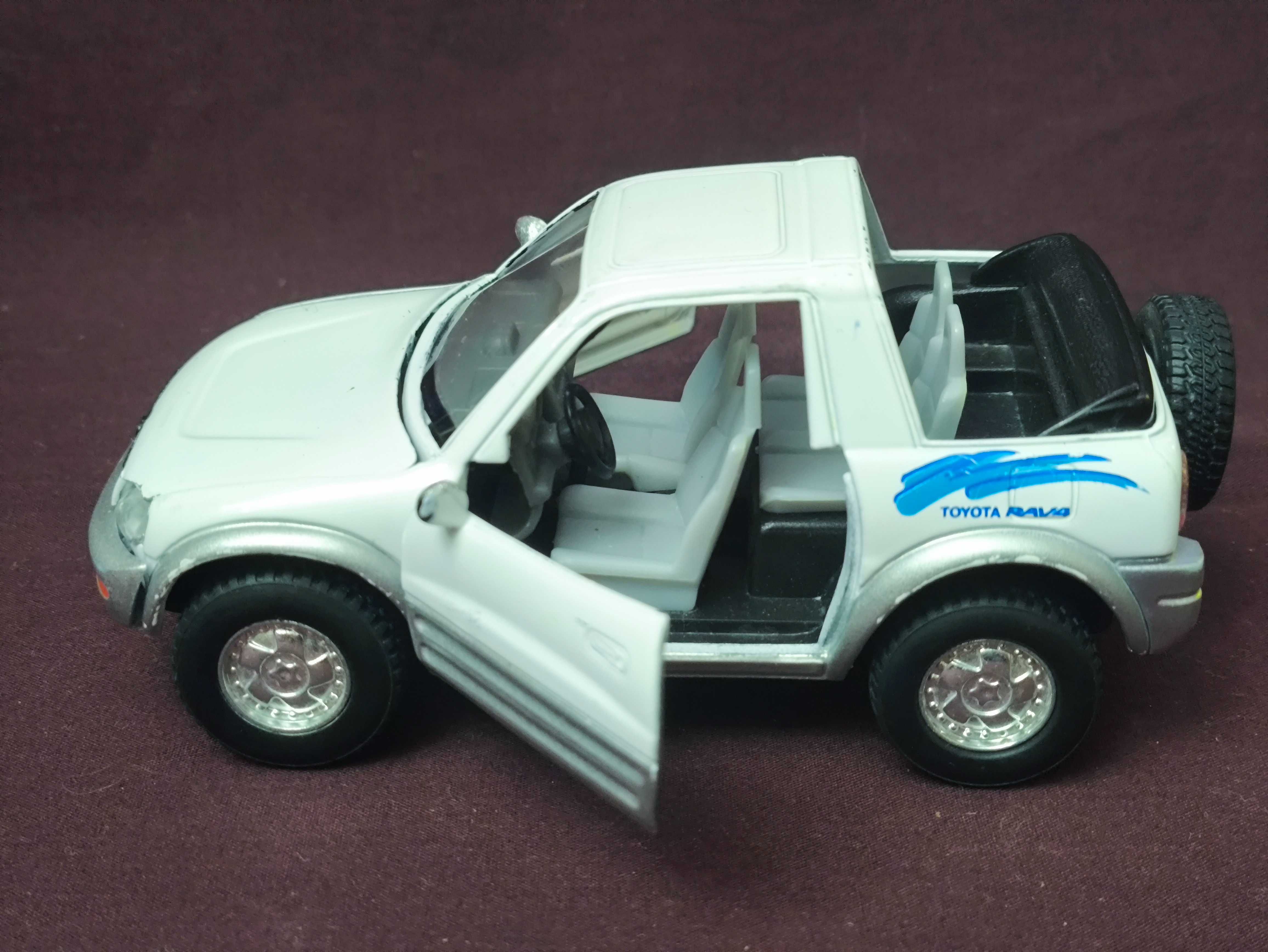 Машинка инерционная Toyota RAV4 Cabriolet 1:32 Kinsmart
