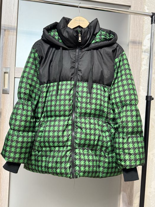 Модная стильная курточка с капюшоном S-M размер