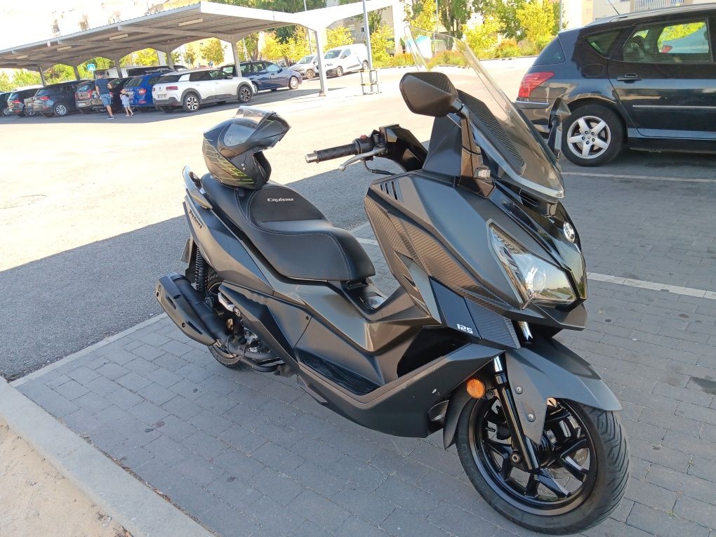 Moto cruisym125 scooter