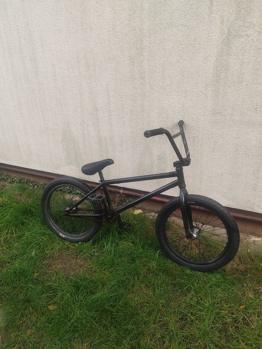 Czarny rower Bmx