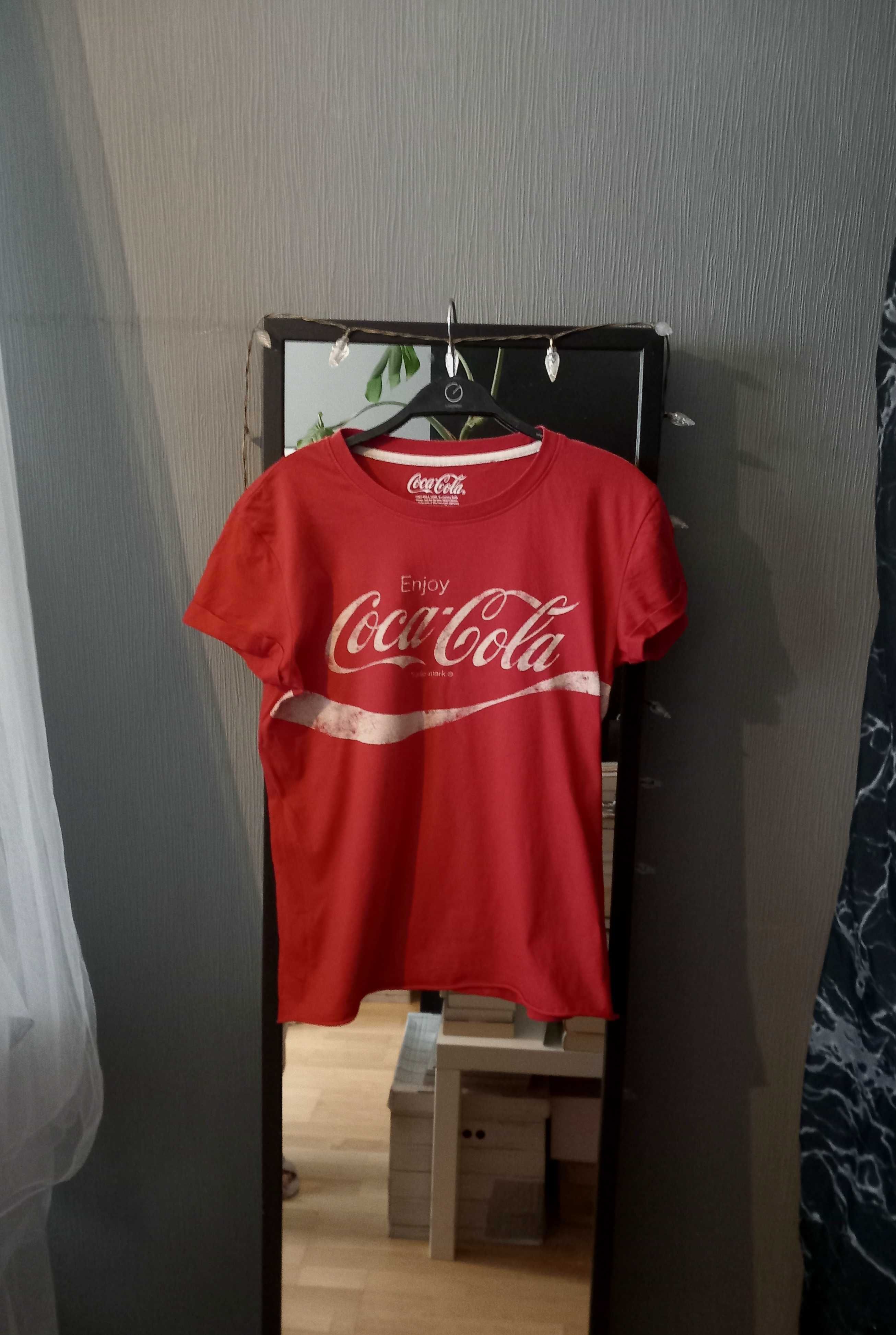 Czerwony T-shirt z kolekcji Coca Cola z efektem zużycia