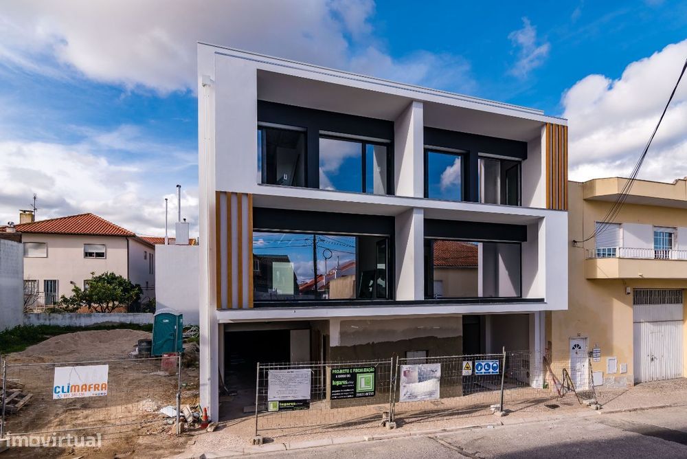 Moradia T3 Famões | Nova | Garagem | Terraço