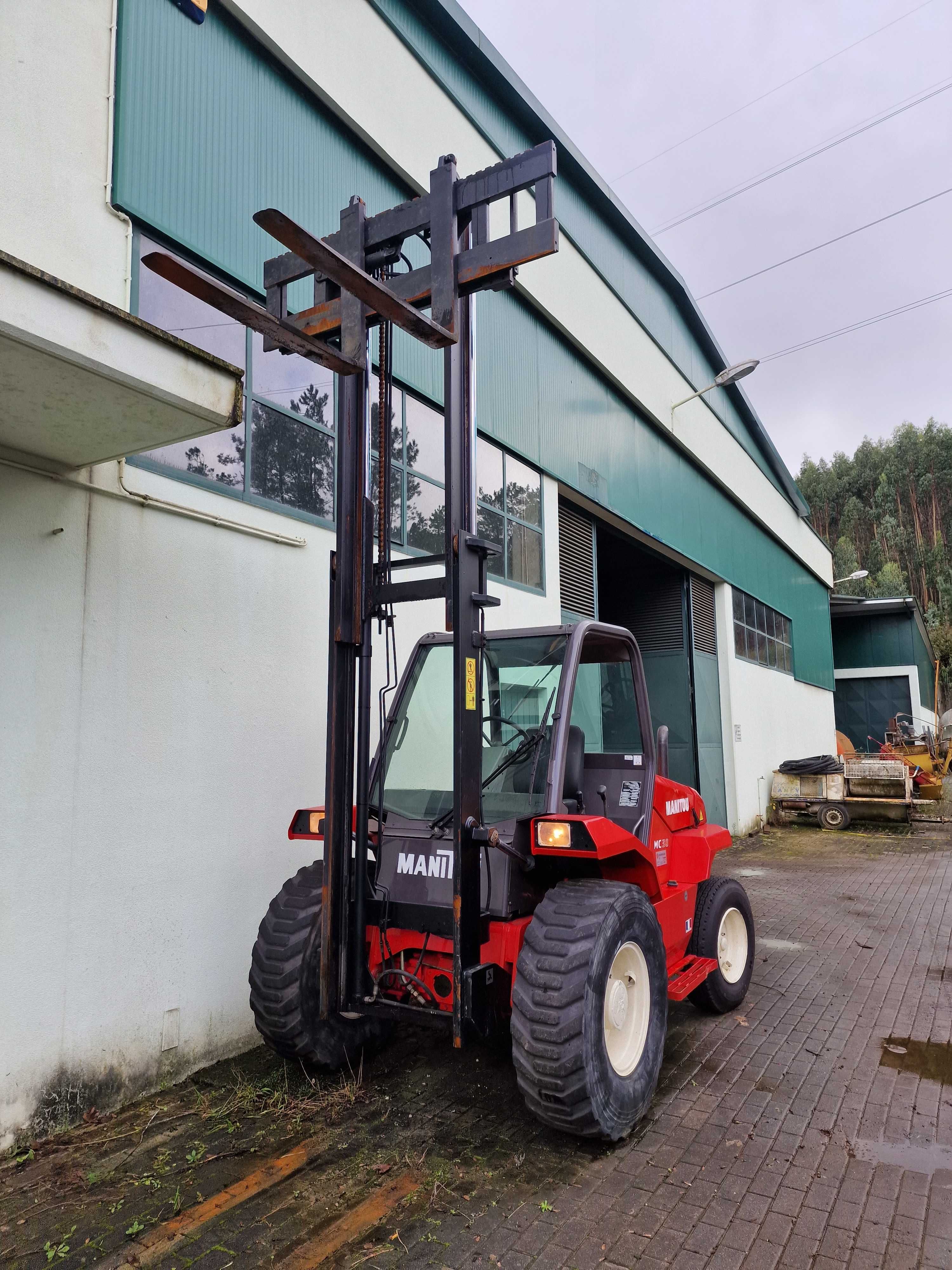 Manitou MC30 - Empilhador todo terreno