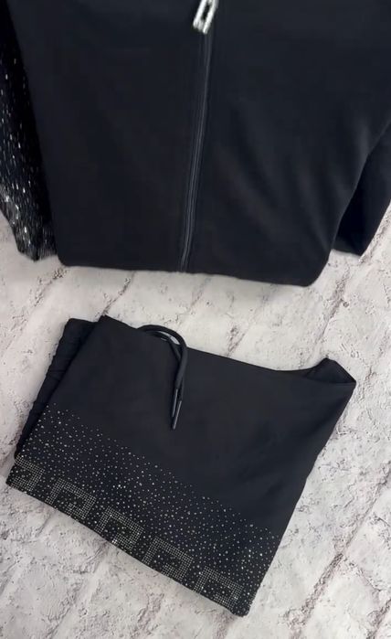 Продам шикарний жін.спорт.костюм з камінцями Туреччина