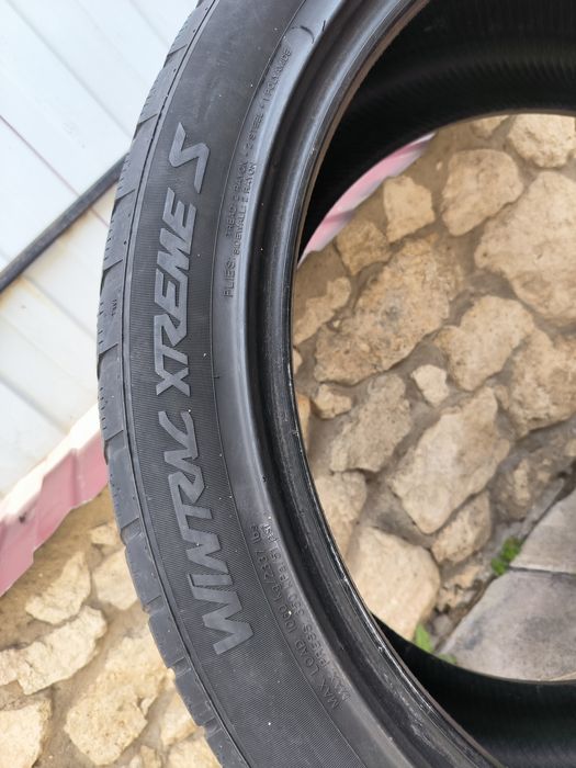 285/40 R22 Зимові шини VREDESTEIN