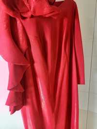 Piękna błyszcząca czerwona suknia