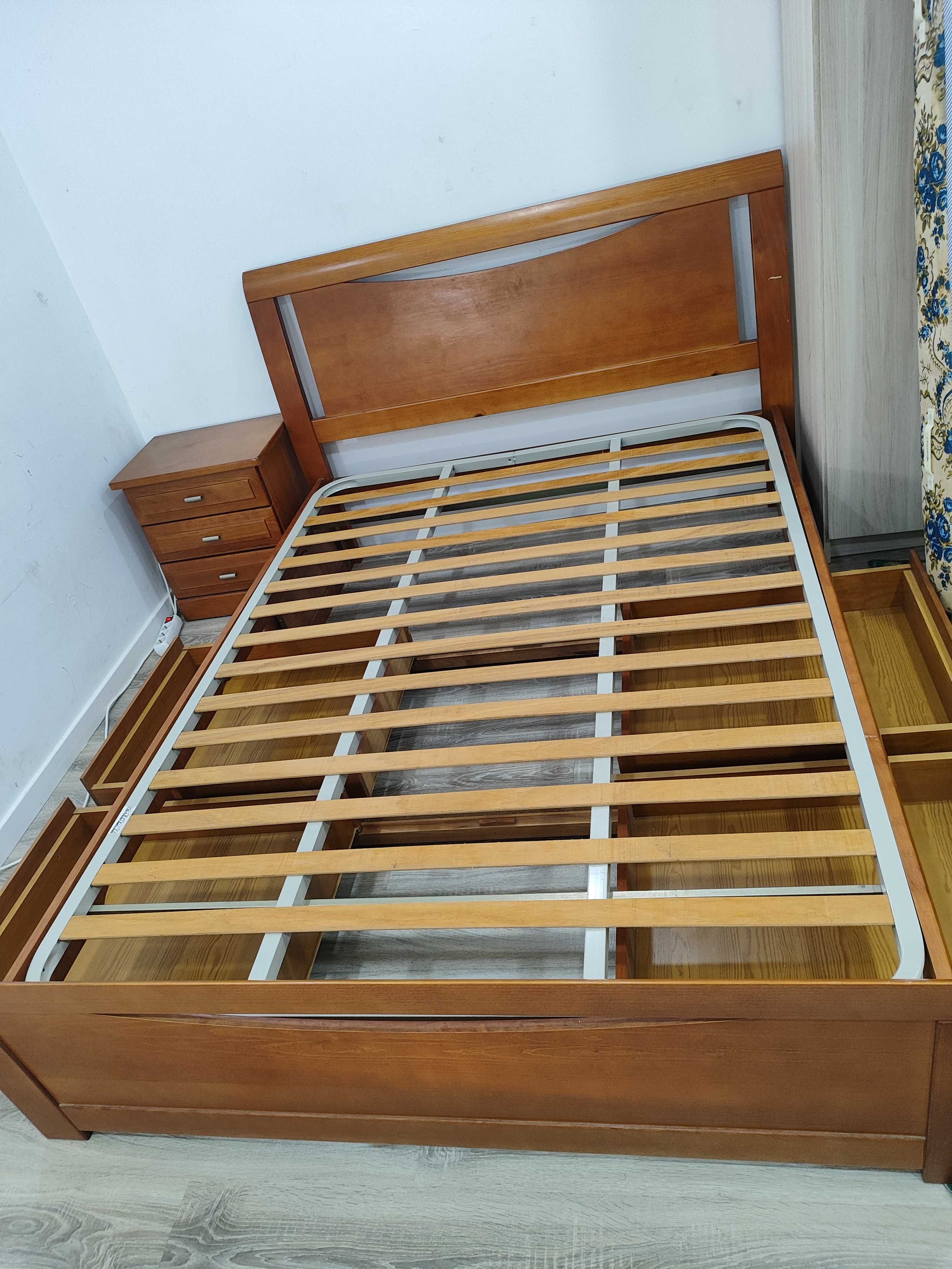 Vendo cama de casal condição/muito conservada  , sem a base do colchão