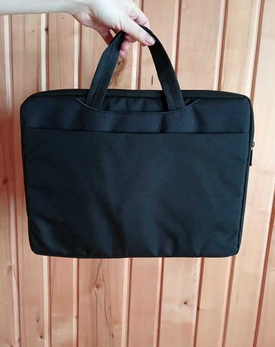 Чорна сумка для ноутбука
чохол для ноутбука на замку