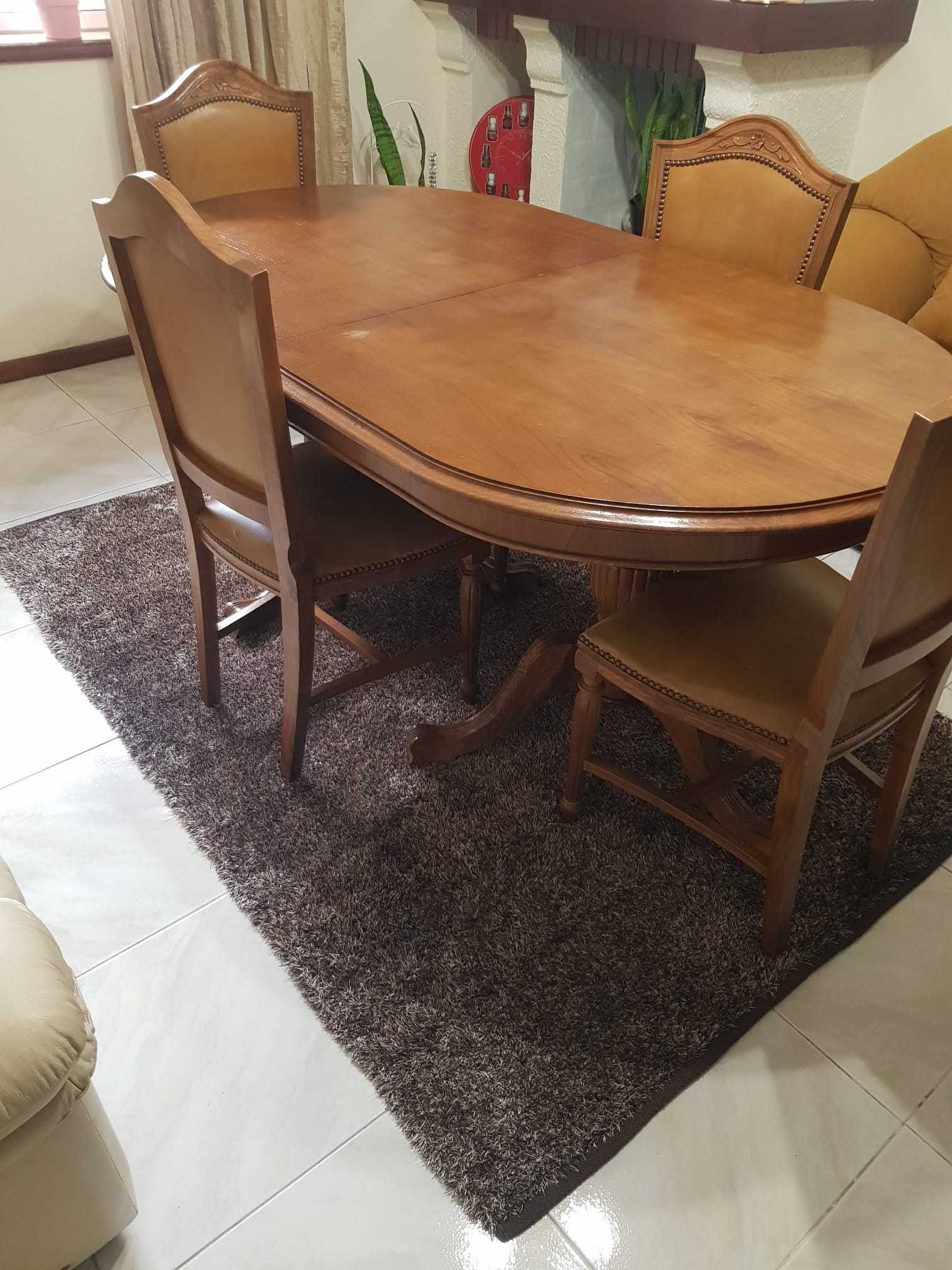 Vendo mesa de sala com 6 cadeiras em pele e 2 bancos de bar..
