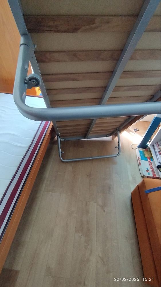 Cama dupla, colchão e móvel