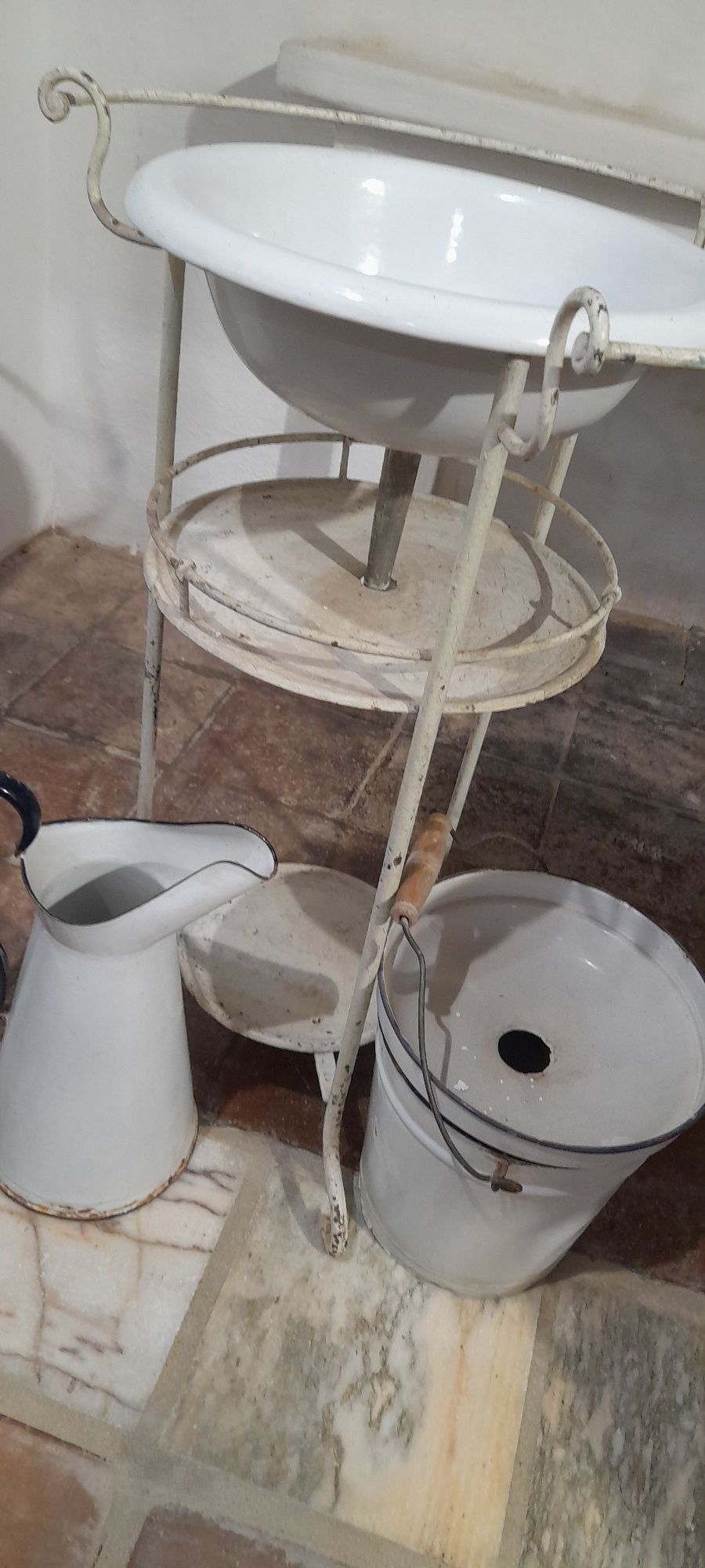 Lavatório antigo - Em ferro, loiça e esmalte