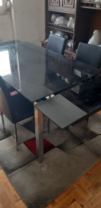 Mesa em vidro preto extensível