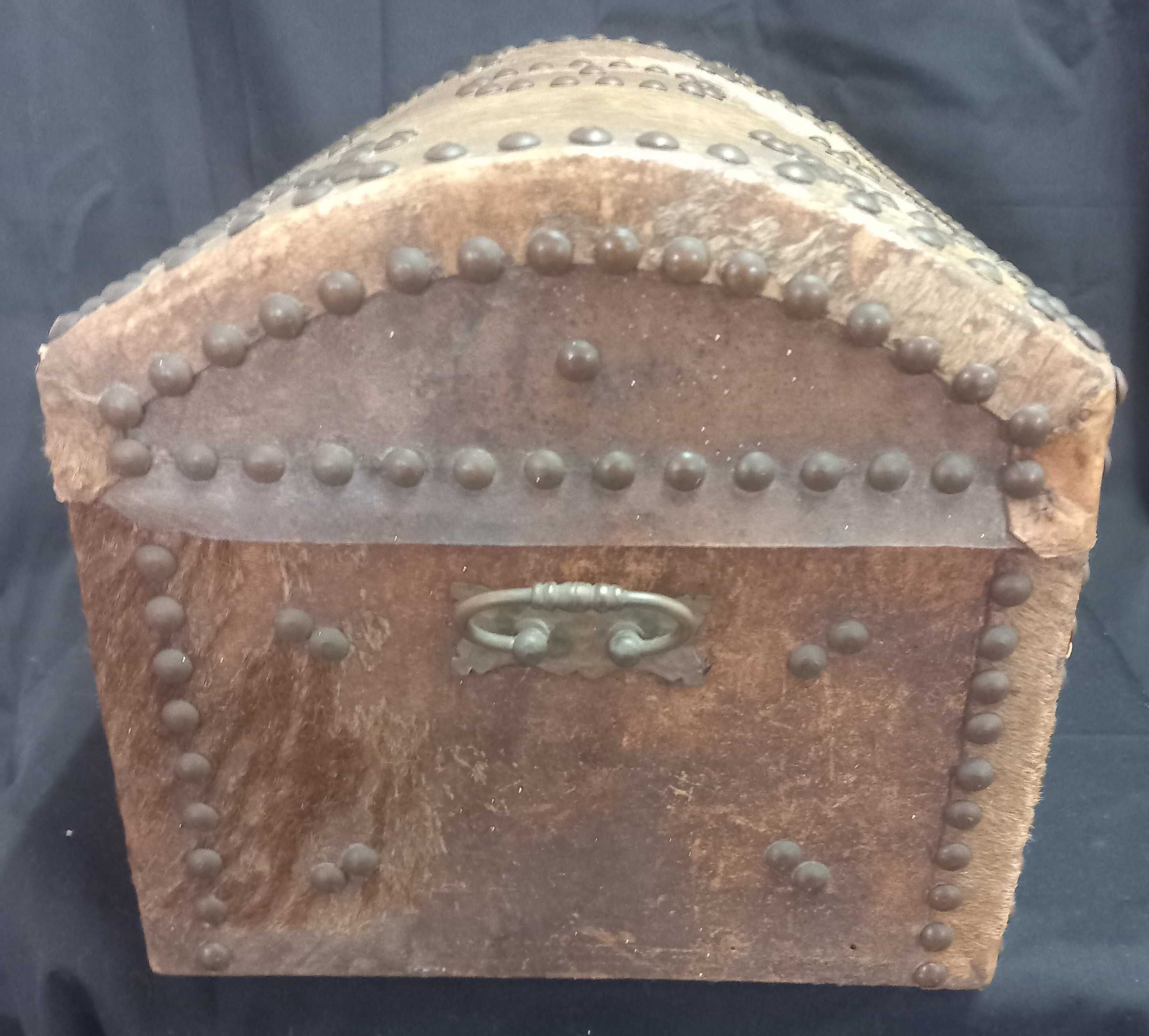 Pequeno Baú vintage em couro e pregaria