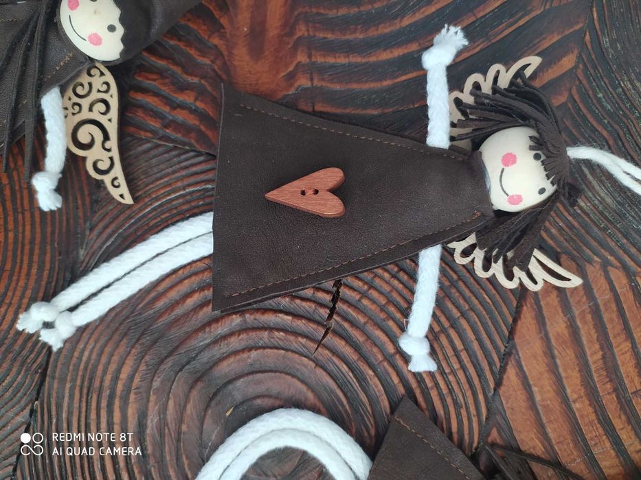 Aniołki : skórzano-drewniano-bawełniane