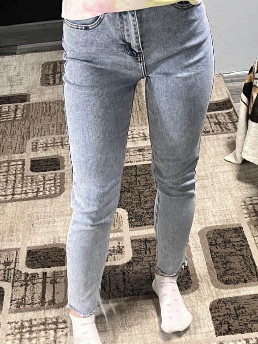 прямі світлі джинси