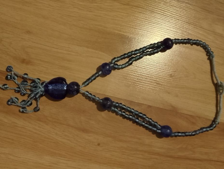 Naszyjnik z niebieskich szkiełek z krawatka