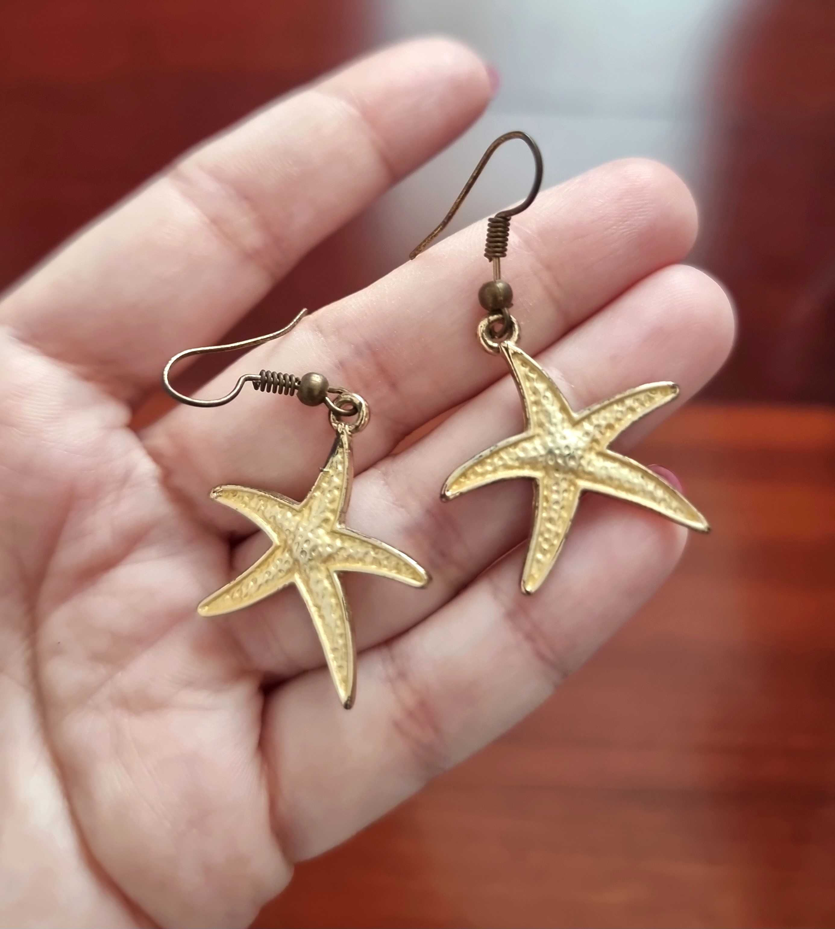 Brincos em formato de estrelas douradas