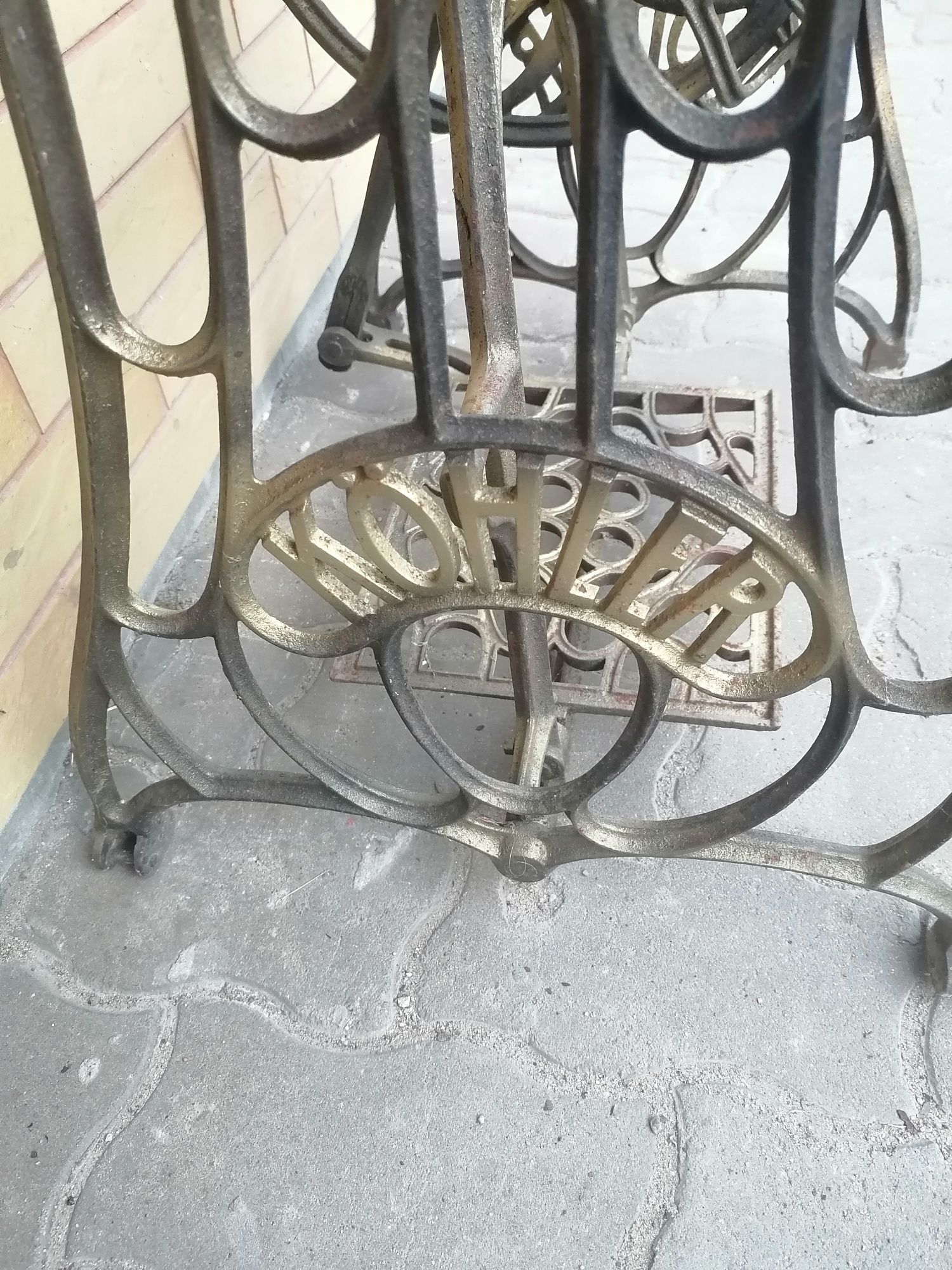 Stara żeliwna podstawa nogi od maszyny do szycia