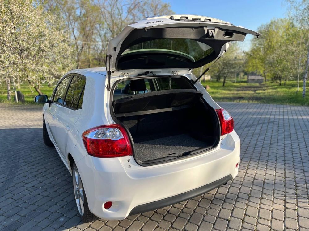 Toyota Auris 2011 гібрид