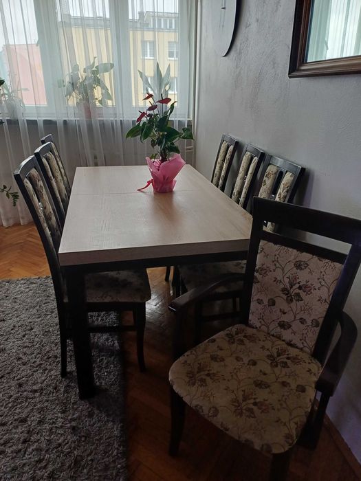 Stół rozkładany i krzesła