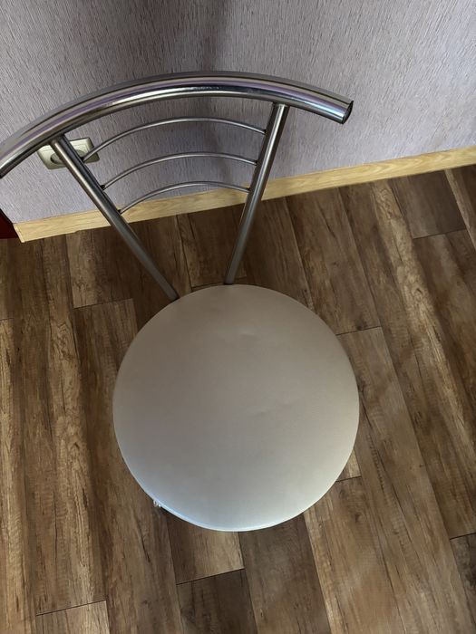 Продам комплект ( стільці та табурети)