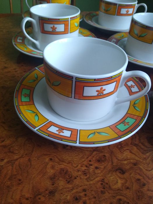 komplet filiżanek do kawy i herbaty z talerzykami