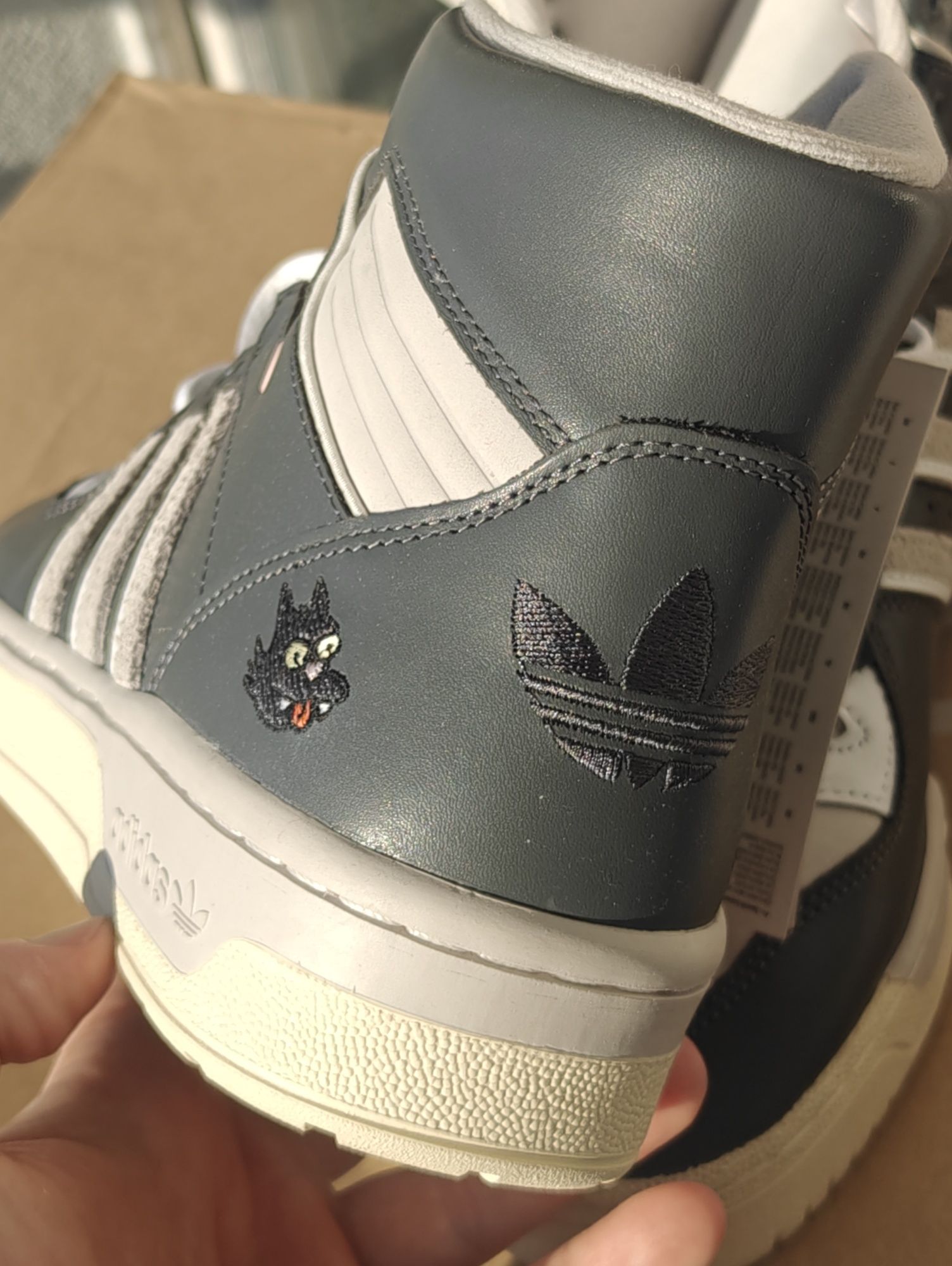 Nowe buty Adidas Rivalry the Simpsons scrachy forum high air force mid