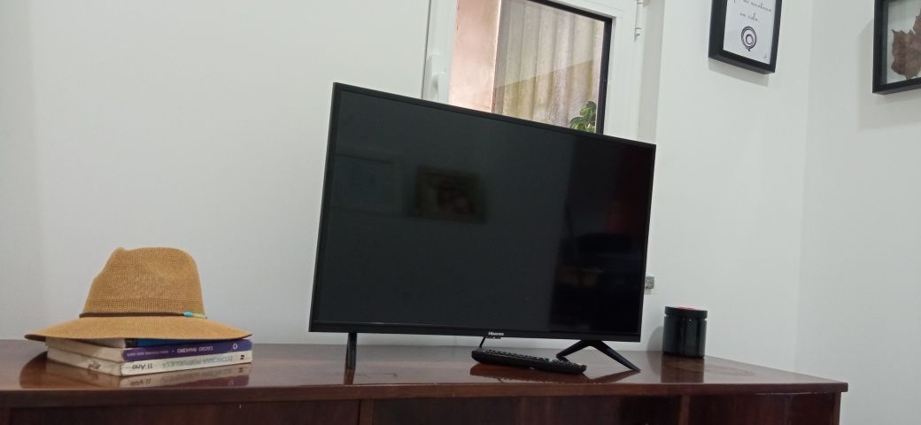 Televisão Hisense de 32" com moldura fina