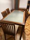 Mesa de sala em madeira com cadeiras