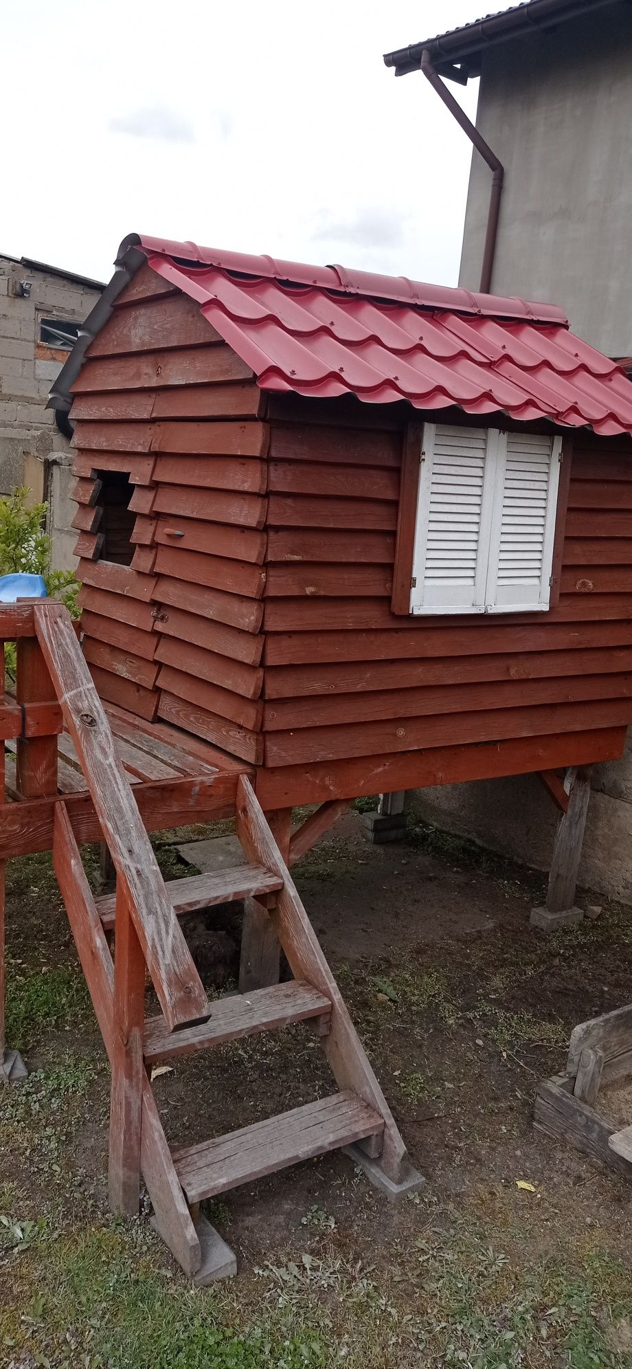 Drewniany domek z balkonem dla dzieci