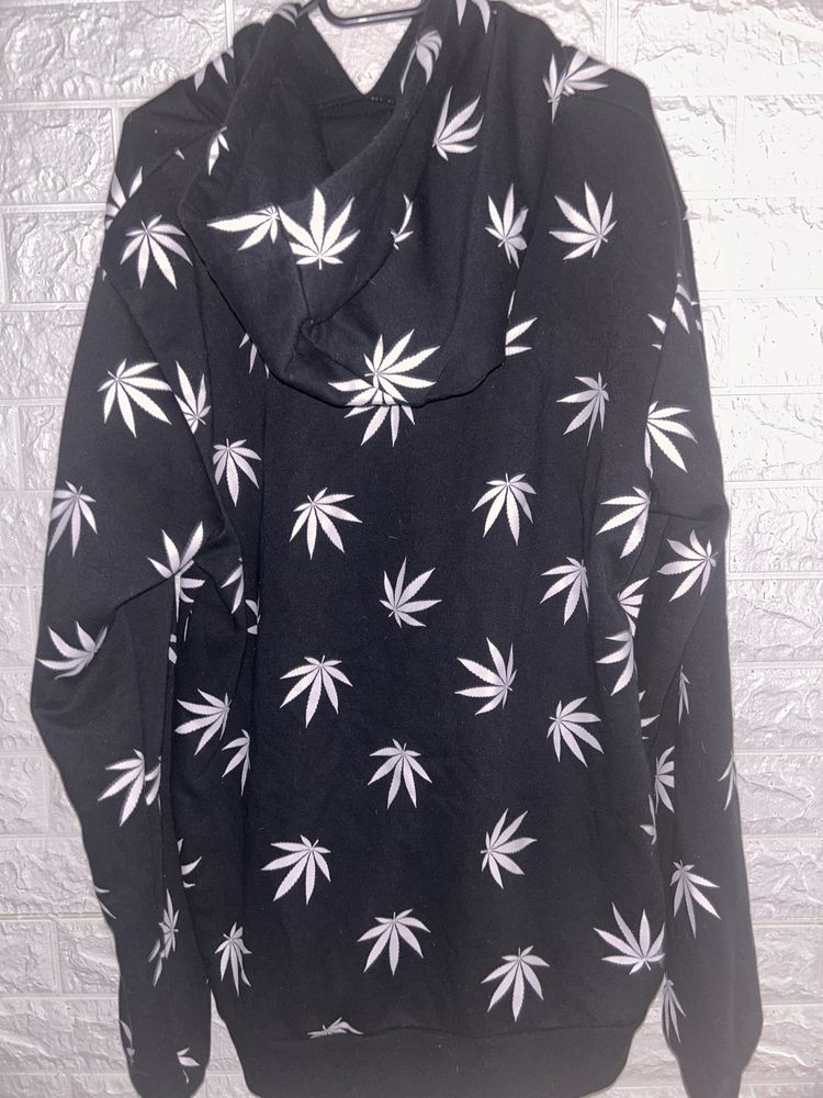 Czarna bluza z marihuana