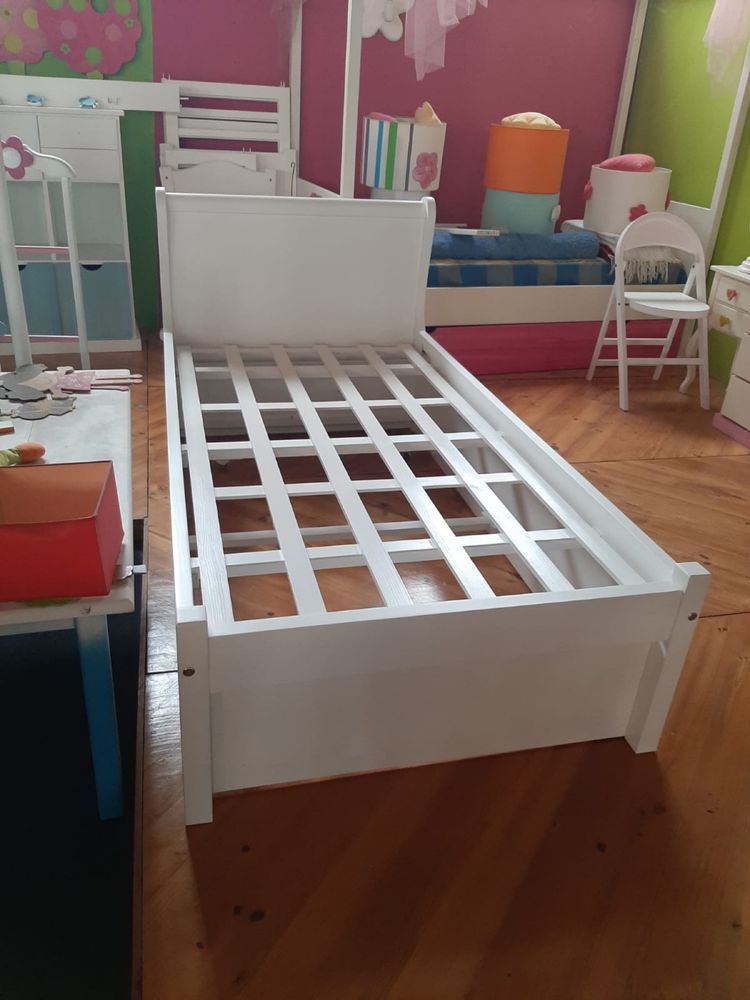 Cama junior em madeira maciça (Nova)