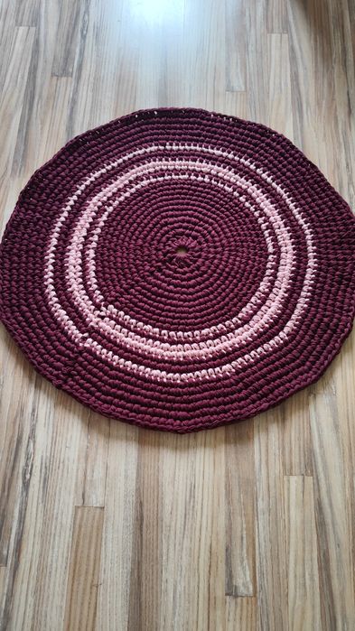 Bordowy dywanik na szydełku, chodnik