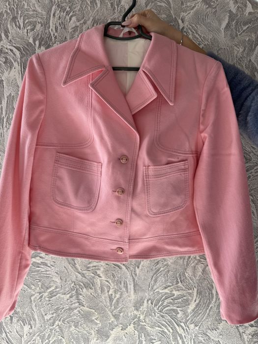 Рожевий костюм, піджак, спідниця