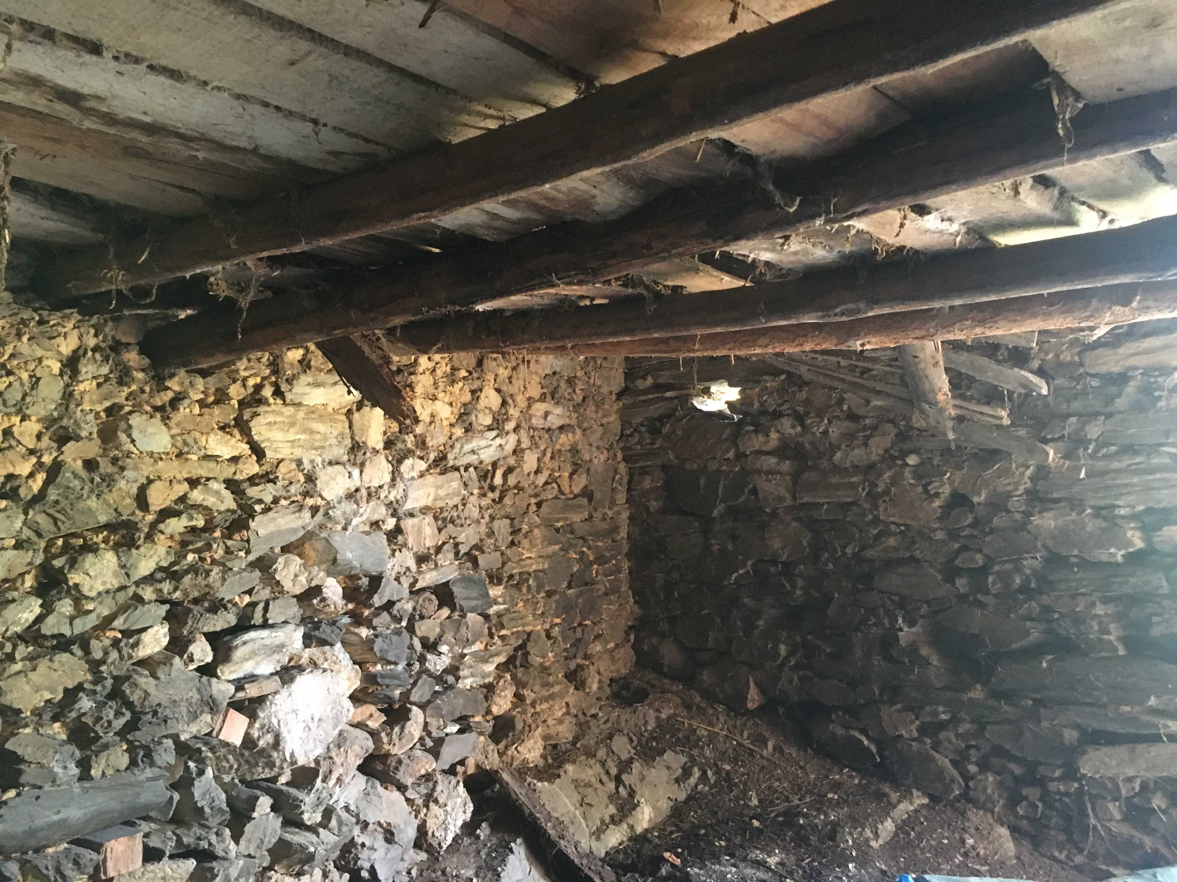 Terreno 3762 m2 com casa para reconstrução Total - Silvosa, Oleiros