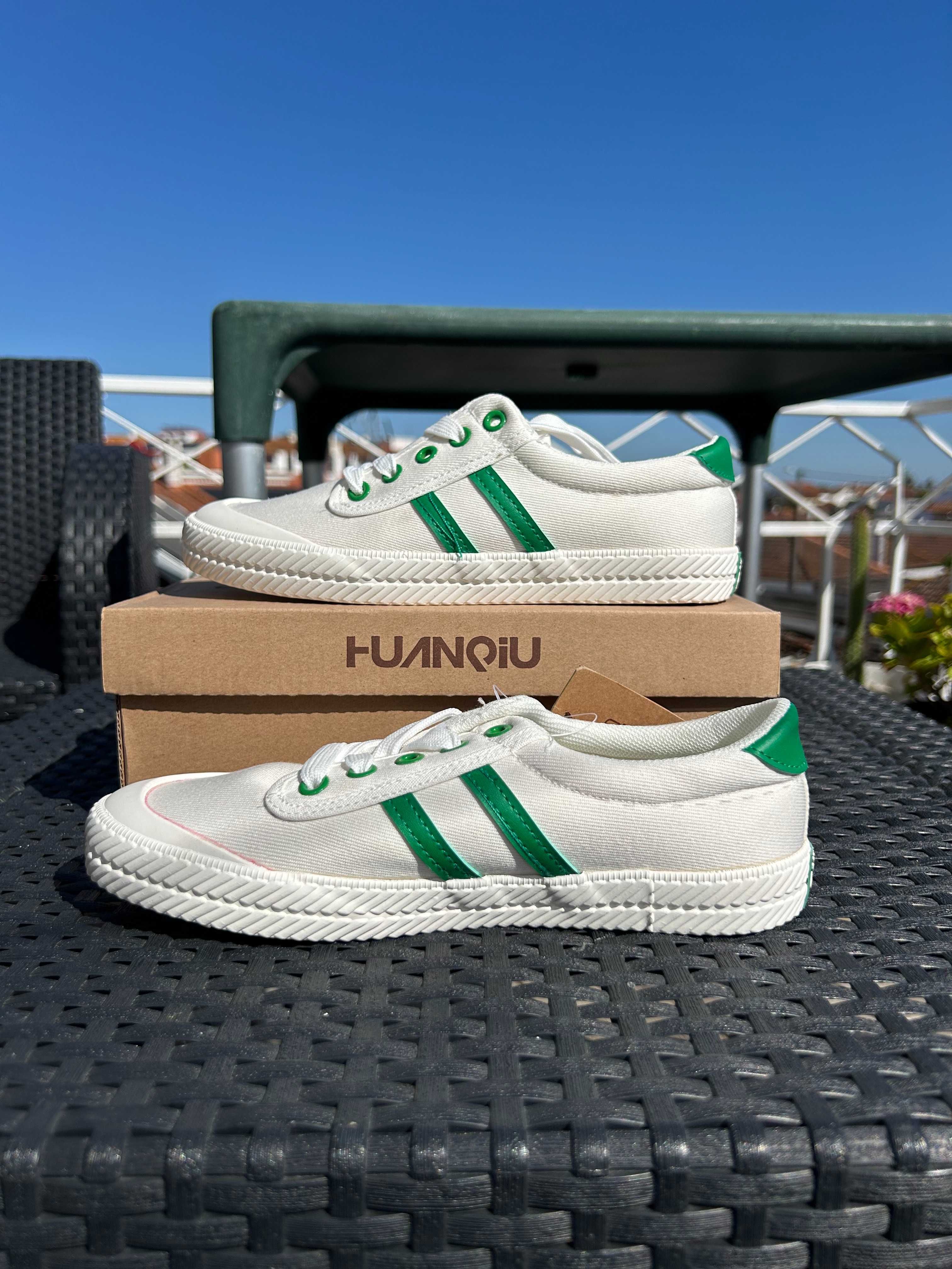 Tênis de Mulher branco com riscas Verde