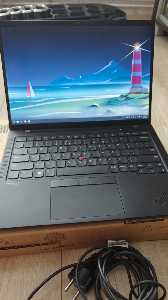 ThinkPad X1 Carbon Gen 9 Carbon + magnesium chassis. 16h na baterii