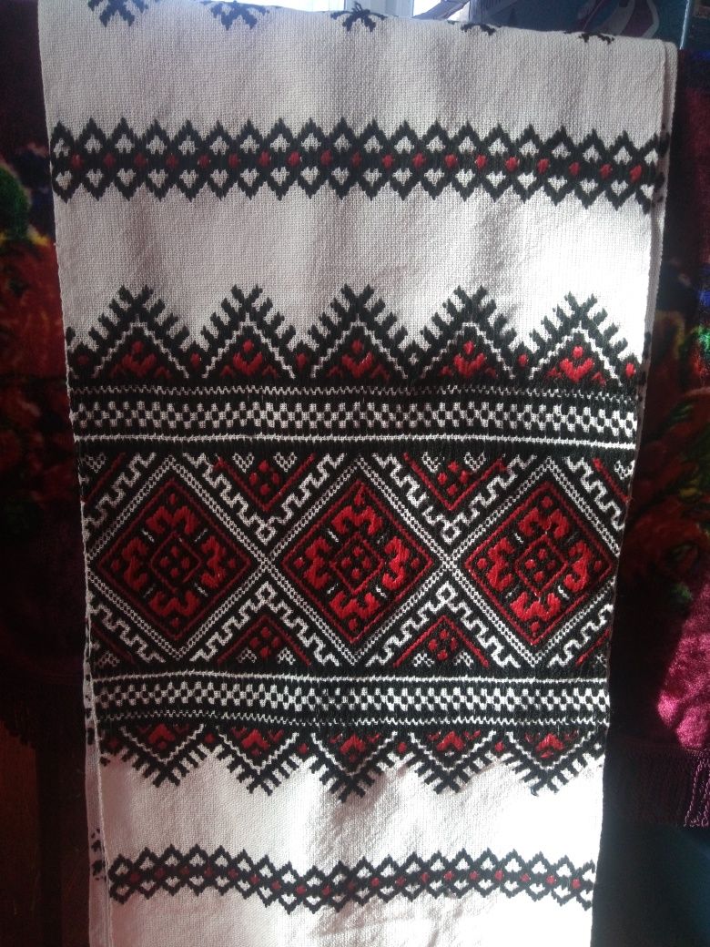 Вишиті рушники низинкою.