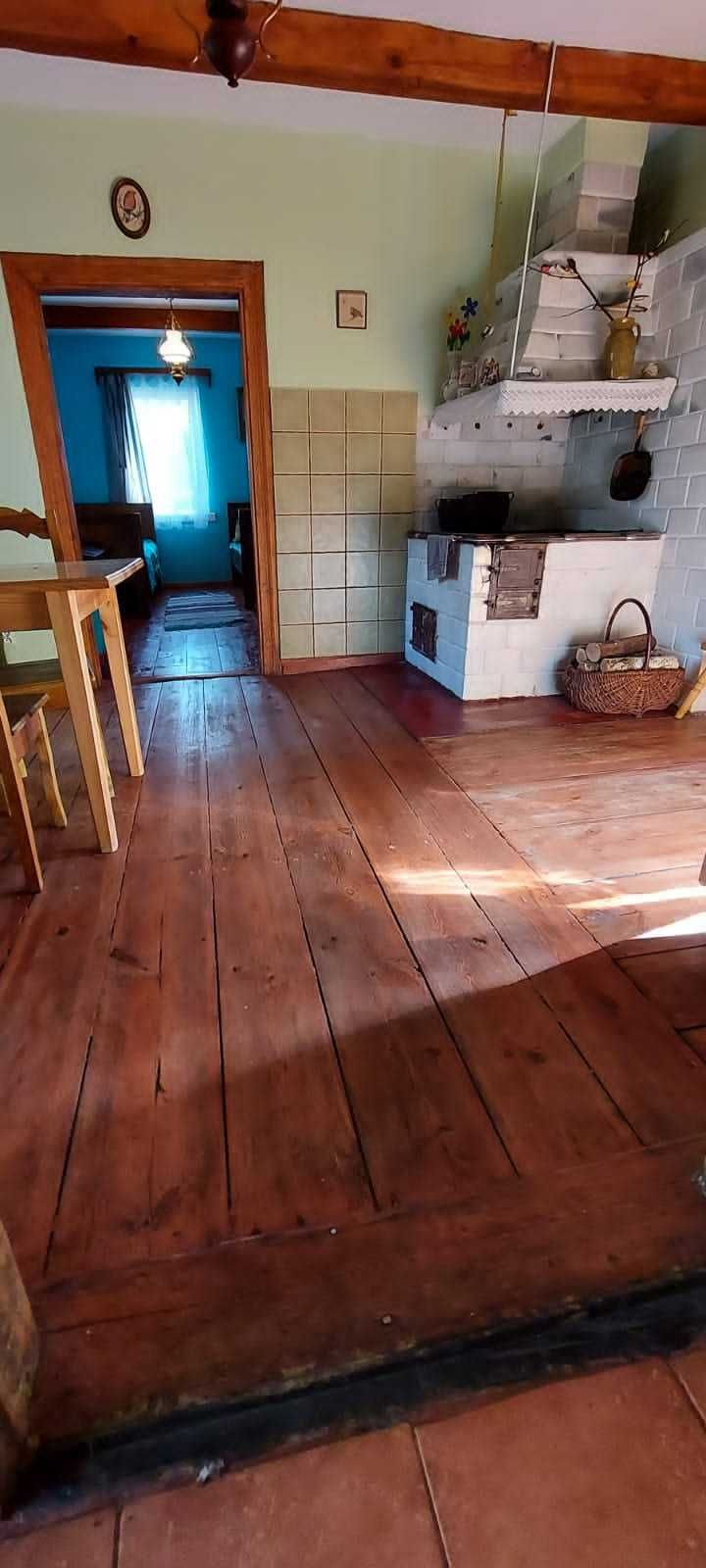 Domek, chatka na wsi, za wsią pod lasem podlaskie