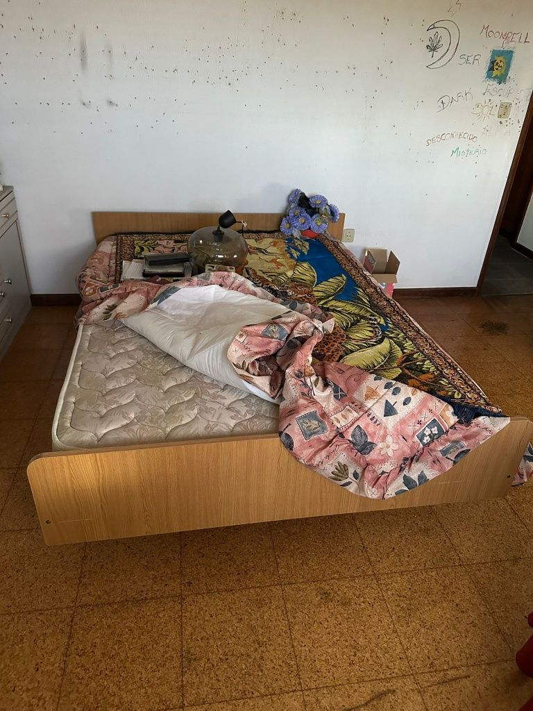 Cama com Colchão e Estrado + Mesinha de Cabeceira