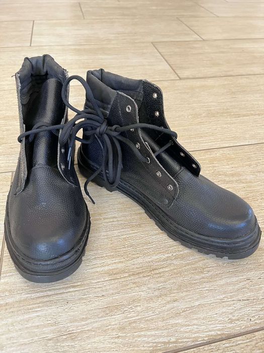 Ботинки кирзовые размер 40,5 по стельке 26 см.