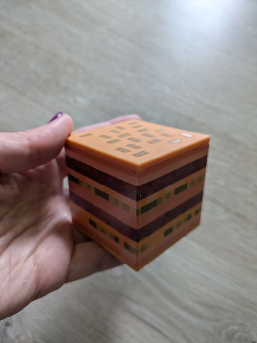 Іграшка McDonald's happy meal бургер , вовк minecraft