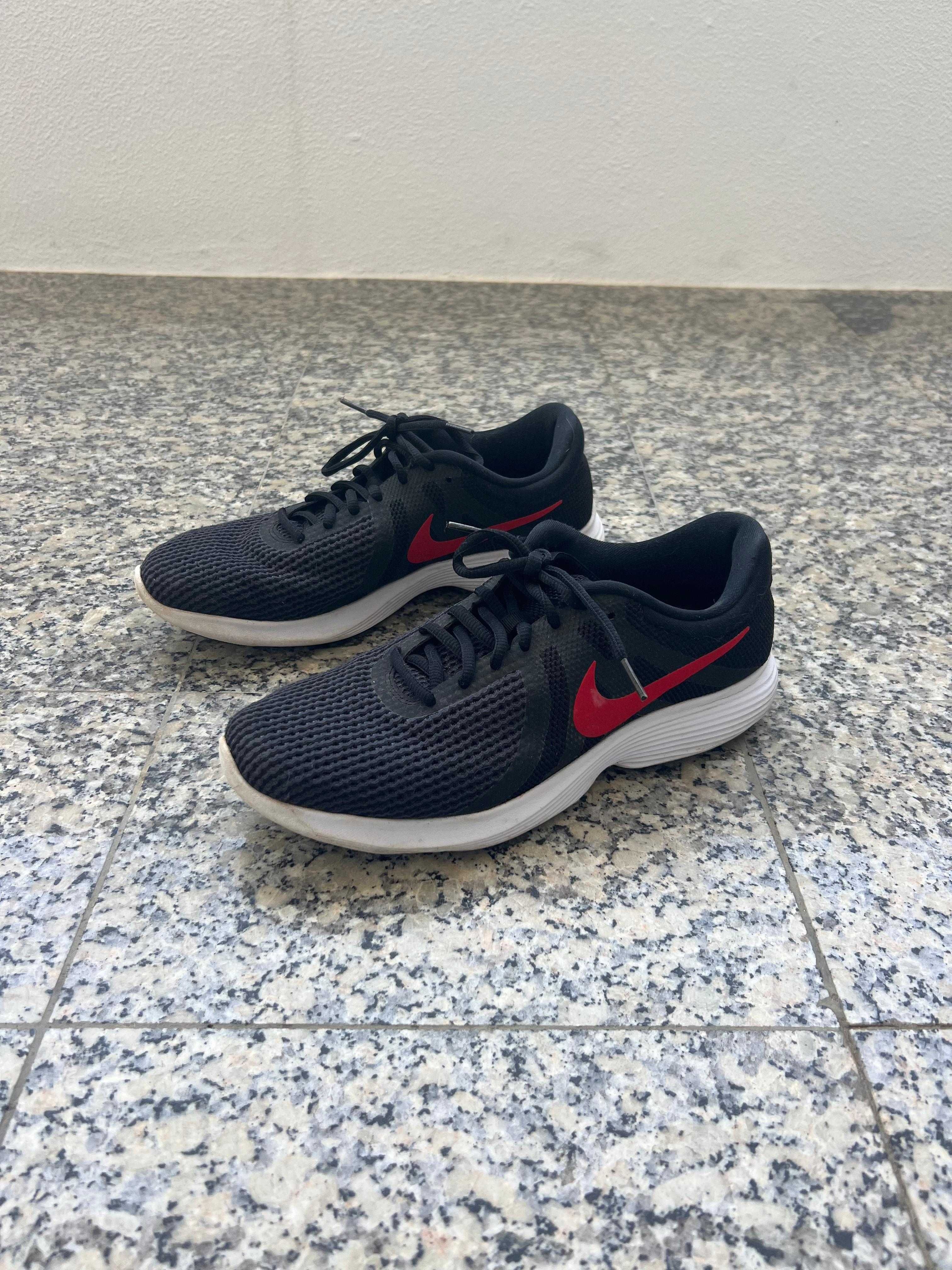 Sapatilhas Nike e Reebok