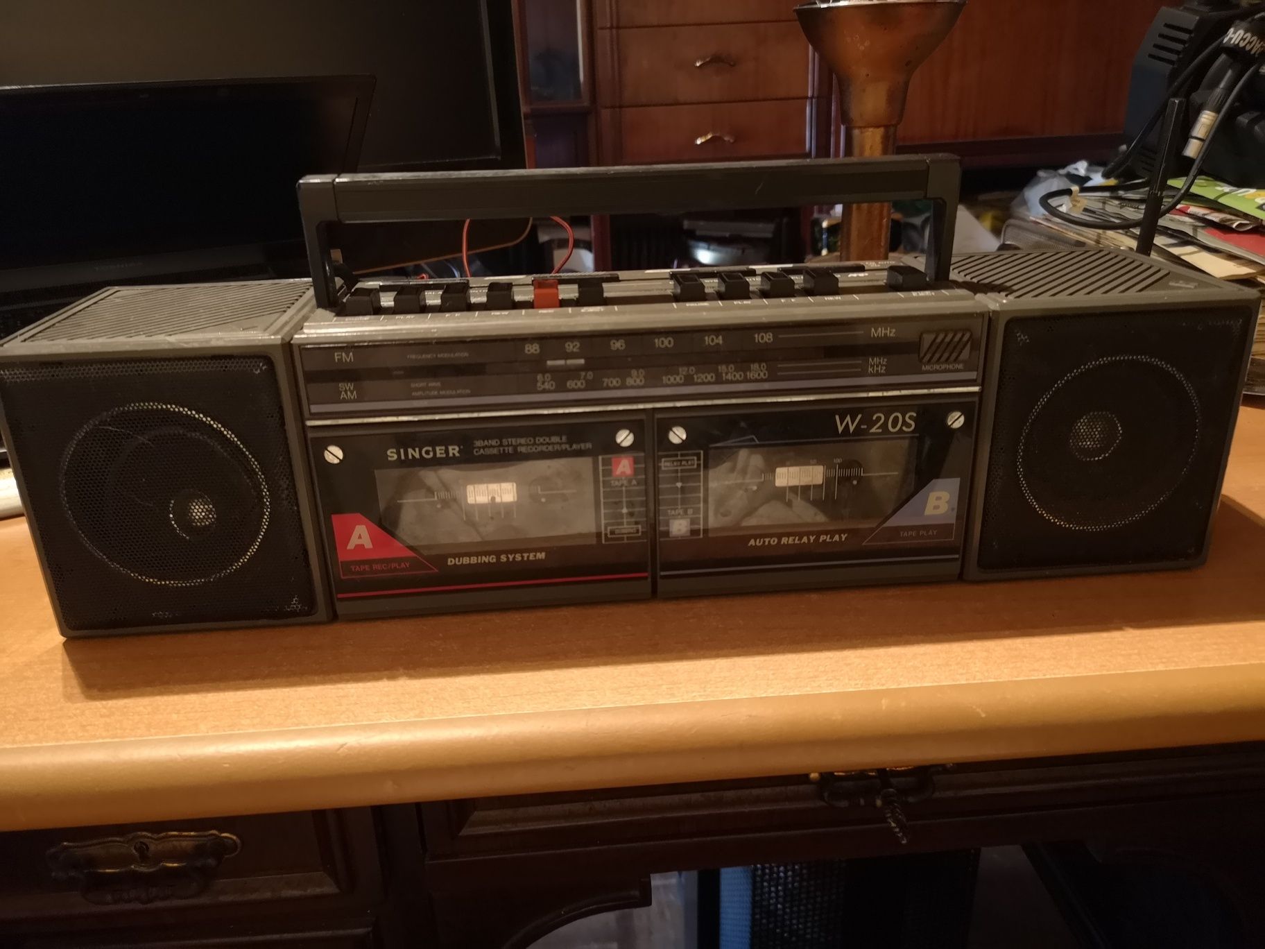Vários rádios e gravadores antigos