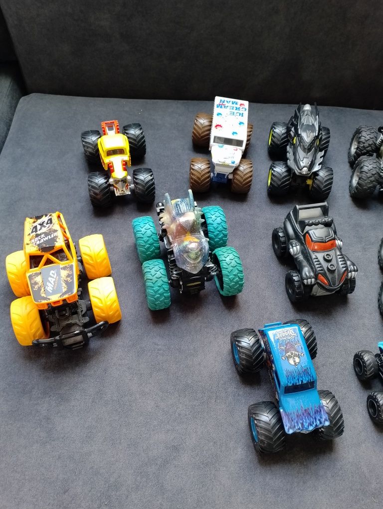14 samochodów Monster truck