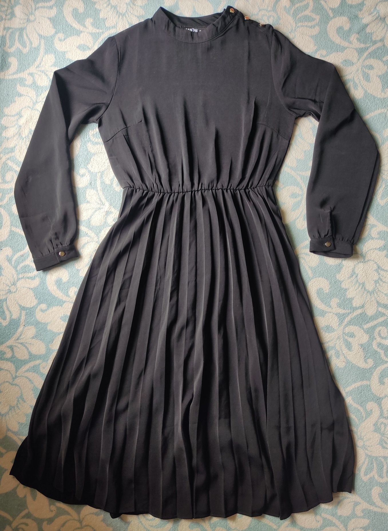 Piękna plisowana sukienka wizytowa midi czarna M/38