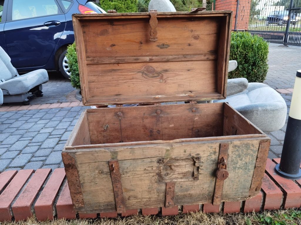 Zabytkowy kufer drewniany
