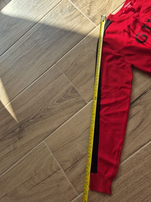 Sweter czerwonego koloru firmy Guesss