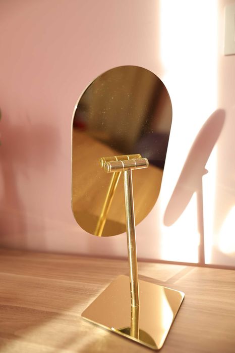 Lusterko kosmetyczne do makijażu złote Beliani 16 x 37 cm  CANTAL