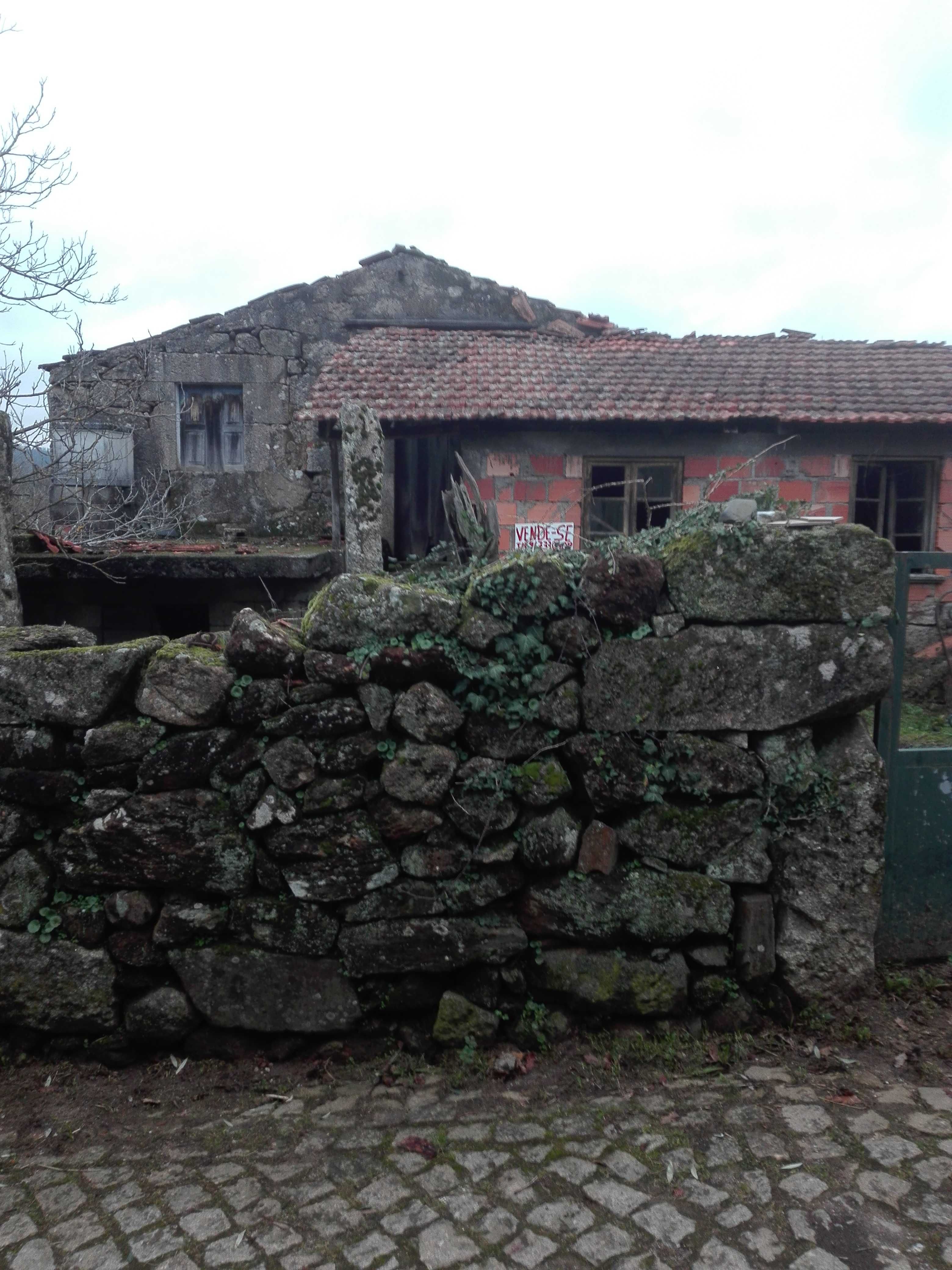 Casa antiga em ruinas a 10 Km de Viseu com ou sem dois terrenos